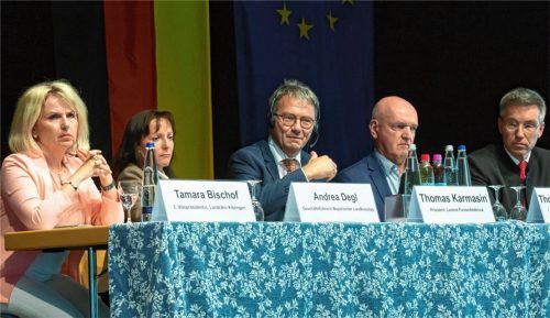 Stellten sich den Fragen der Presse: (von links) Tamara Bischof (Dritte Vizepräsidentin des Landkreistages), Andrea Degl (Geschäftsführerin des Landkreistages, Landkreistagspräsident Thomas Karmasin und sein Vertreter Thomas Habermann sowie der Rosenheimer Landrat Otto Lederer. Foto Berger