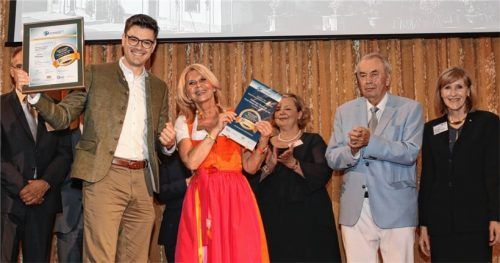 Stolz auf den Mittelstandspreis: Flötzinger-Geschäftsführer Lorenz Stiglauer und geschäftsführende Gesellschafterin Marisa Steegmüller mit Professor Dr. Thomas Zinser (Sponsor), Ministerialdirektorin Dr. Ulrike Wolf vom Wirtschaftsministerium, Staatssekretär a.D. Hans Spitzner und Professor Dr. Britta Salander (HAM).