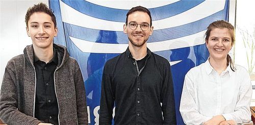 Stolz präsentiert der Schnaitseer Gitarrenlehrer Thomas Beer (Mitte) seine beiden erfolgreichen Gitarrenschüler Samuel Köse und Michaela Knappe.