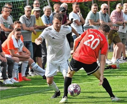 SVW-Offensivkraft Marinus Jackl lässt hier seinen Gegenspieler stehen.Foto Hans-Jürgen Ziegler