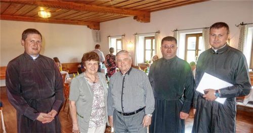 Ternopil-Besuch in Prien: (von links) Priester Shafran, Kathi Schmid, Fritz Tischner, Priester Firman und Priester Dutchak. Foto Hötzelsperger
