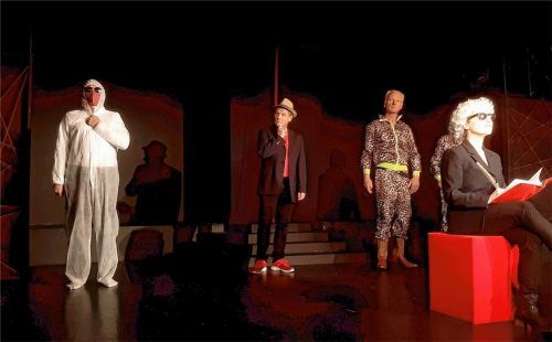 Thomas Terpetschnik als Borachio (Zweiter von links) und Helmut Huber (Zweiter von rechts) als Gerichtsdiener, umgeben von der Wache (links) und dem Gerichtsschreiber.Foto Aschl