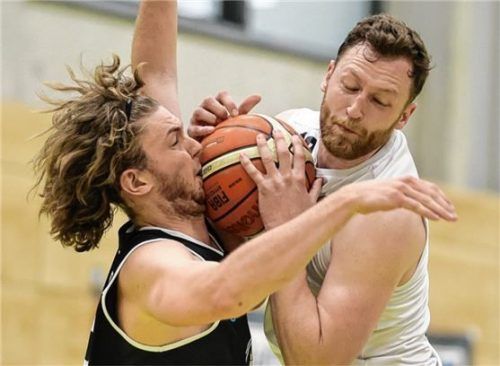 Traunsteins bester Werfer Stefan Gruber (rechts) gegen Aaron Mosoff.Foto Hans Weitz