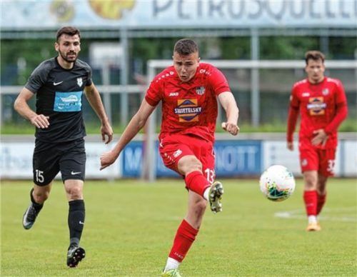 Traunsteins Dennis Hrvoic vor dem zweifachen Haidhausen-Torschützen Asen Ibishev (links).Foto Hans Weitz