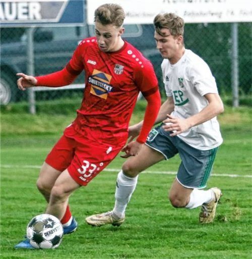 Traunsteins Torschütze Kenan Smajlovic (links) wird von Holzkirchens Andreas Bauer verfolgt.Foto Wolfgang Fehrmann