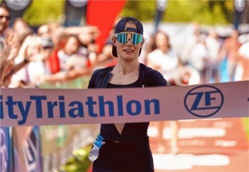 Triathletin Sarah Schönfelder von Triathlon Grassau gewann die Kurzdistanz in Schweinfurt. Foto TG 48 Schweinfurt