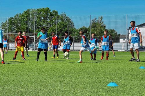 Ukrainische Kinder spielen mit Kindern des SV Westerndorf im Team. Foto re