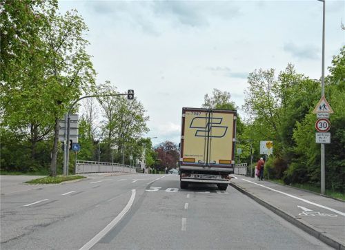 Um die Situation in der Innsbrucker Straße sicherer zu machen, soll hier ein Radfahrstreifen gebaut werden, wie ihn der Radentscheid vorsieht. Foto Schlecker