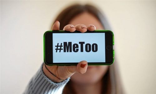 Unter dem Stichwort „#MeToo“ berichten seit Jahren Frauen von ihren Erfahrungen mit sexueller Belästigung. Ein Unternehmer (65) aus dem Landkreis Rosenheim wurde wegen derartiger Vergehen jetzt verurteilt. Foto dpa