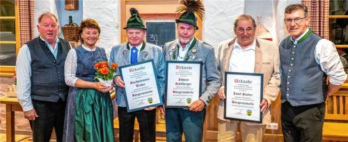 Verleihung der Samerberger Bürgermedaille: (von links) Zweiter Bürgermeister Christoph Heibler, Dritte Bürgermeisterin Christine Eckert, die Geehrten Bartholomäus Binder, Hans Sattlberger und Josef Staber sowie Bürgermeister Georg Huber. Foto Nitzsche