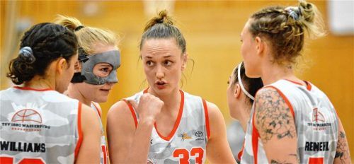 Viel Redebedarf – hier die Spielerinnen Mikayla Williams, Laura Hebecker, Sarah Mortensen, Levke Brodersen und Haliegh Reinoehl (von links) – gibt es aktuell bei den Verantwortlichen des TSV Wasserburg. Bald muss die Entscheidung fallen, ob die Innstädterinnen in der kommenden Saison in der 2. Bundesliga antreten. Foto Gabriele Hörndl