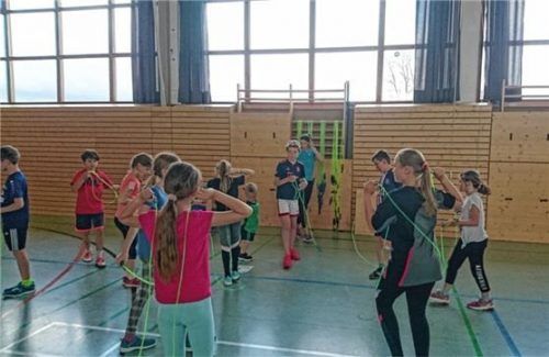 Viel Spaß hatten die Pittenharter Schüler beim Seilspringen im Rahmen des Gesundheitsprojekts. Foto Auer