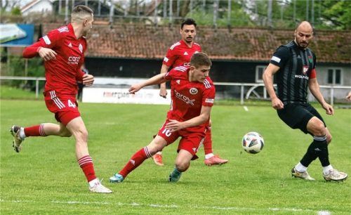 Vollen Einsatz zeigten Leo Benz (links), Markus Sattelberger und Thomas Steinherr (hinten) schon gegen Schweinfurt (rechts Adam Jabiri). Nun sind die Rosenheimer bei der zweiten Mannschaft des FC Bayern München gefordert.Foto Wolfgang Fehrmann