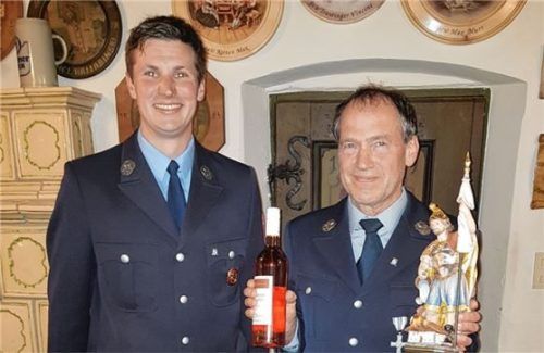 Vorsitzeder Josef Linner junior (links) freut sich mit Johann Räss über dessen Ernennung zum Ehrenvorsitzenden. Foto re