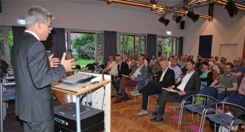 Während der Veranstaltung im Katholischen Bildungswerk: Landrat Otto Lederer (links) stellt seine Ideen zur Umsetzung des Nahverkehrsplans vor. Fotos Schlecker