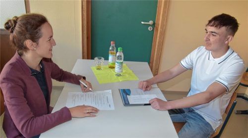 Während des Vorstellungsgesprächs: Elisabeth Gaststeiger von der Firma Hamberger (links) und der Achtklässler Simon Mezga. Fotos Schlecker