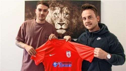 Wasserburgs Abteilungsleiter Kevin Klammer (rechts) präsentiert Neuzugang Moritz Knauer.Foto Stürmlinger