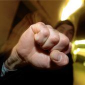 Hiebe auf den Kopf – Faustschläge ins Gesicht