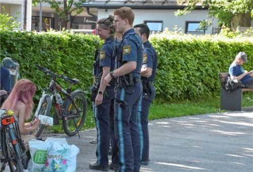 Weil es im Salinpark verboten ist, Alkohol zu trinken, müssen Bürger immer wieder verwarnt werden.