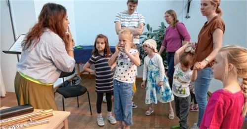 Wer entlockt dem Mundstück der Querflöte einen Ton? Viele Instrumente konnten am Tag der offenen Tür in der Musikschule auch ausprobiert werden.Foto Musikschule