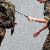 Soldaten marschieren durch Bruckmühl