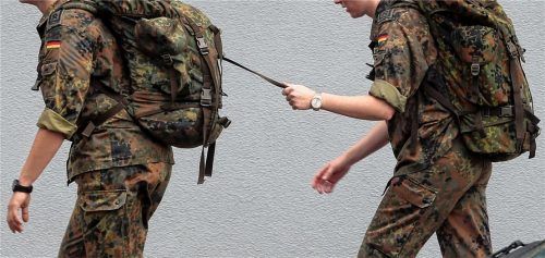 Wie hier bei einem Fußmarsch durch Berlin, werden am Wochenende Soldaten durch Bruckmühl marschieren. Foto dpa