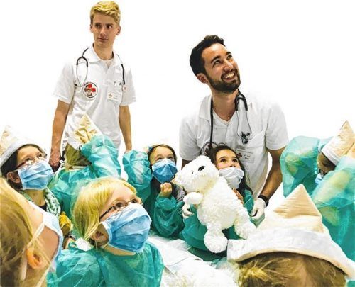 Will den Kindern genau erklären, was im Krankenhaus passiert: Medizinstudent Nico Hanny (rechts) hat vor fünf Jahren das Teddybärkrankenhaus ins Leben gerufen. Foto re