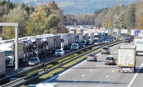 Zahlreiche Lastwagen stauen sich bei Blockabfertigung kilometerlang im Inntal.Fotos dpa