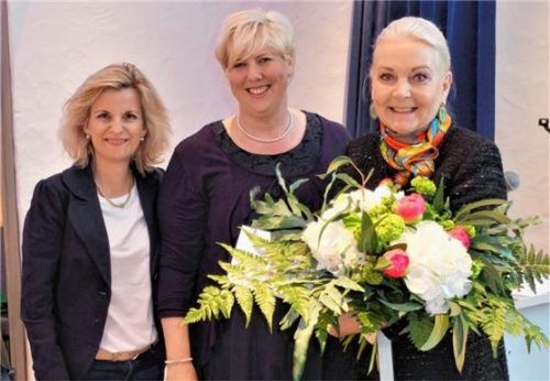 Zum Ehrenmitglied ernannten Daniela Ludwig (links) und Alexandra Linordner von der CSU-Frauen-Union Kreisverband Rosenheim-Stadt die ehemalige Oberbürgermeisterin Gabriele Bauer (rechts).Foto Knarr