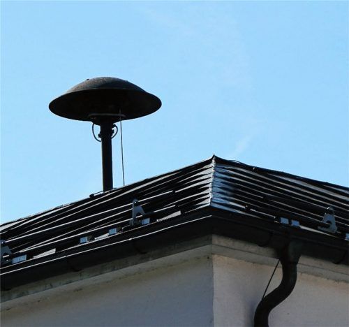 Zwei Sirenen stehen der Stadt Kolbermoor zur Warnung der Bevölkerung zur Verfügung – die auf dem Dach der alten Schule (Foto) und die auf dem alten Pullacher Gerätehaus. Foto  Hörl