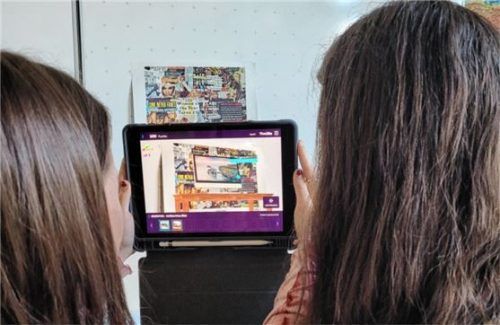 Zwei Zehntklässlerinnen spüren mit dem Tablet Fake News auf.Foto IGG