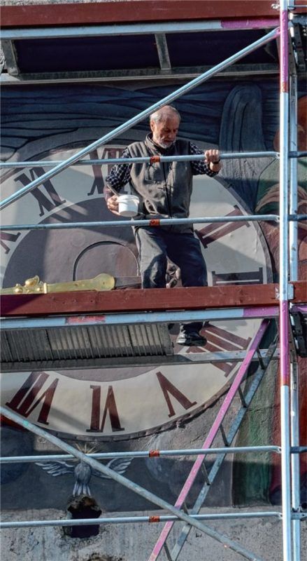 28 Meter in der Höhe verleiht Kirchenmaler Michael Pertl dem Turm ein neues Gesicht. Fotos Reischl-Zehentbauer