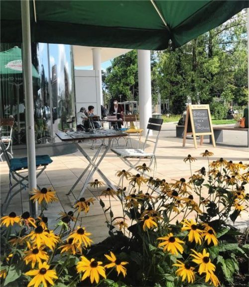 40 Außenplätze bietet die Terrasse des Bistros.Foto re