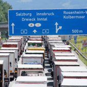 Alle drei Fahrspuren durch Lkw blockiert