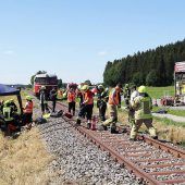Auto von Lokalbahn erfasst