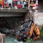 Obdachloser tötet Binnenschiffer Hoher Schaden nach Garagenbrand Lastwagen stürzt in Fluss: Fahrer verletzt Flugzeug stürzt ab: Drei Verletzte