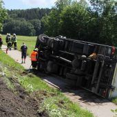 In der Kurve die Kontrolle über den Lkw verloren