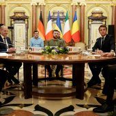 Der Kanzler im Kriegsgebiet