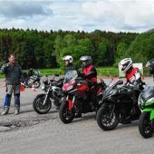 Viele Motorradfahrer trainieren bei der Verkehrswacht