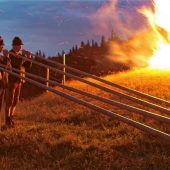 Sonnwendfeier mit Bergfeuer und Alphornbläsern