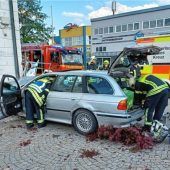 BMW kollidiert mit Hausmauer