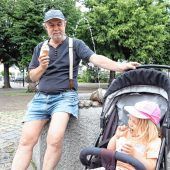 Auf eine kühle Kugel Eis mit dem Großvater
