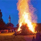 Sonnwendfeuer zieht Besucher magisch an