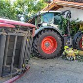 Traktor-Fahrer (30) verliert Bewusstsein und kracht in Garage – 250000 Euro Schaden