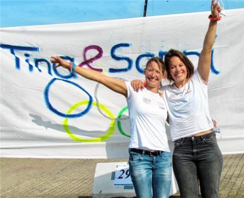 Abschiedsvorstellung: Tina Lutz (links) und Susann Beucke sagen nach 15 gemeinsamen Segler-Jahren auf der Kieler Woche Servus.Foto privat