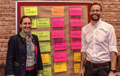 Alle am Holzbau beteiligten mit einer Stimme sprechen zu lassen – das ist das gemeinsame Ziel von Jorun Klinger-Illner, Vertreterin der Regionalen Holzbaukette Südostoberbayern, und Dr. Max von Bredow, Vertreter der Holzbauregion Rosenheim. Foto Thomae