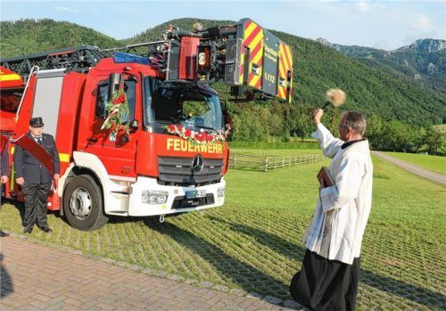 „Allzeit gute Fahrt und gute Heimkehr“: Pfarrer Paul Janßen bei der Segnung.