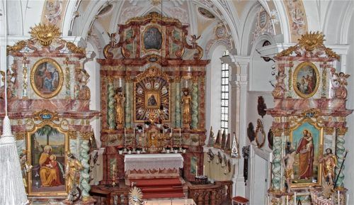 Altarraum der Kirche Mariä Heimsuchung in Kirchwald. Am Sonntag wird ein neuer Altar eingeweiht, der sich besser ins Gesamtensemble einfügen soll. Fotos Steffenhagen