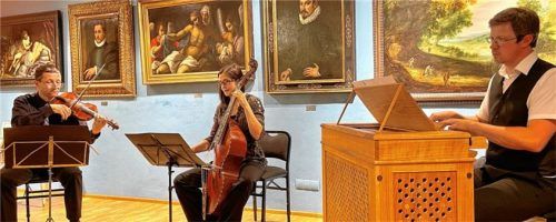 Am Schluss spielte Simon Steinkühler (links) die Viola d’Amore, zusammen mit Annalisa Pappano (Gambe) und Michael Anderl (Orgel).Foto RJ
