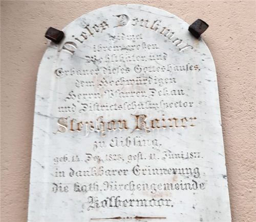 An der Sakristei der Kirche Heilige Dreifaltigkeit ist eine Gedenktafel für Dekan Rainer angebracht. Foto Re
